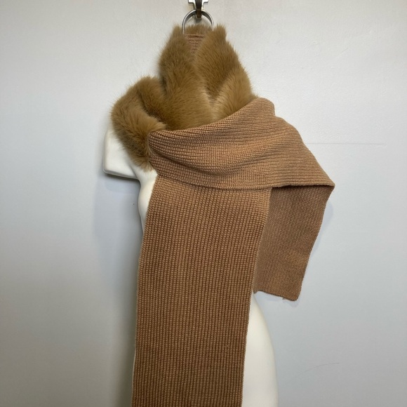 Banana Republic Accessories - 🌸 3/$20 Banana Republic scarf